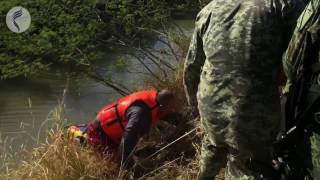 Cae camioneta a canal; hay dos militares muertos