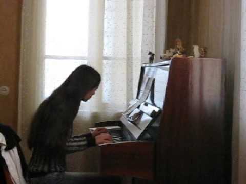 თაკო უკრავს პიანინოზე