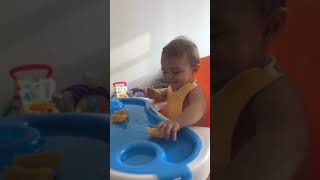 Bebê de 6 meses comendo laranja - Introdução Alimentar BLW screenshot 4