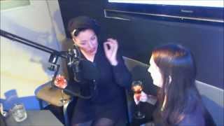 Lady Lou teaches Susann: How to seduce someone with a Champagne glass