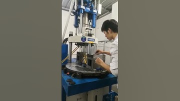 rotary table two moulds running vertical injection molding machine for plastic product with metal