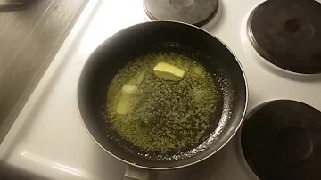 Плавка сливочного масла на сковороде