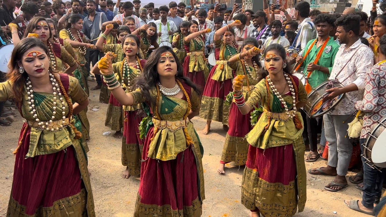 girls-teenmaar-dance-at-dasarath-pad-band-boina-sai-yadav-grand