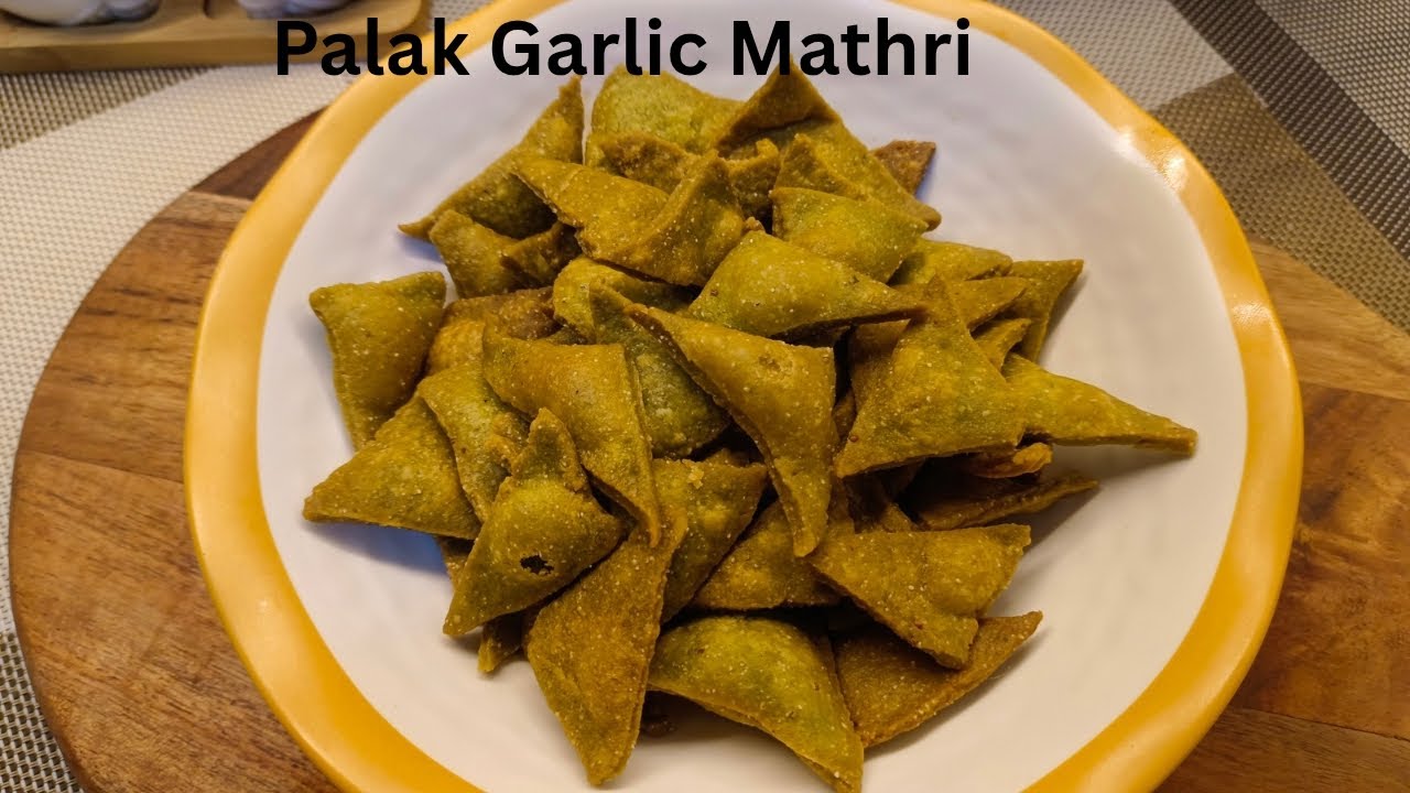 Hari Bhari Crispy Palak Garlic Mathri | करारी चटपटी मठरी | Holi Recipe | Tea Time Mathri |