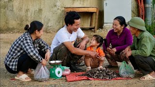 Trieu Luc and little Bao Ngoc: A heartwarming moment as father and daughter sell goods together.