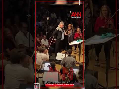 قائد أوركسترا إسباني يذرف الدموع بعد أن تم لفه بالكوفية الفلسطينية قبل أداءه في لاس بالماس