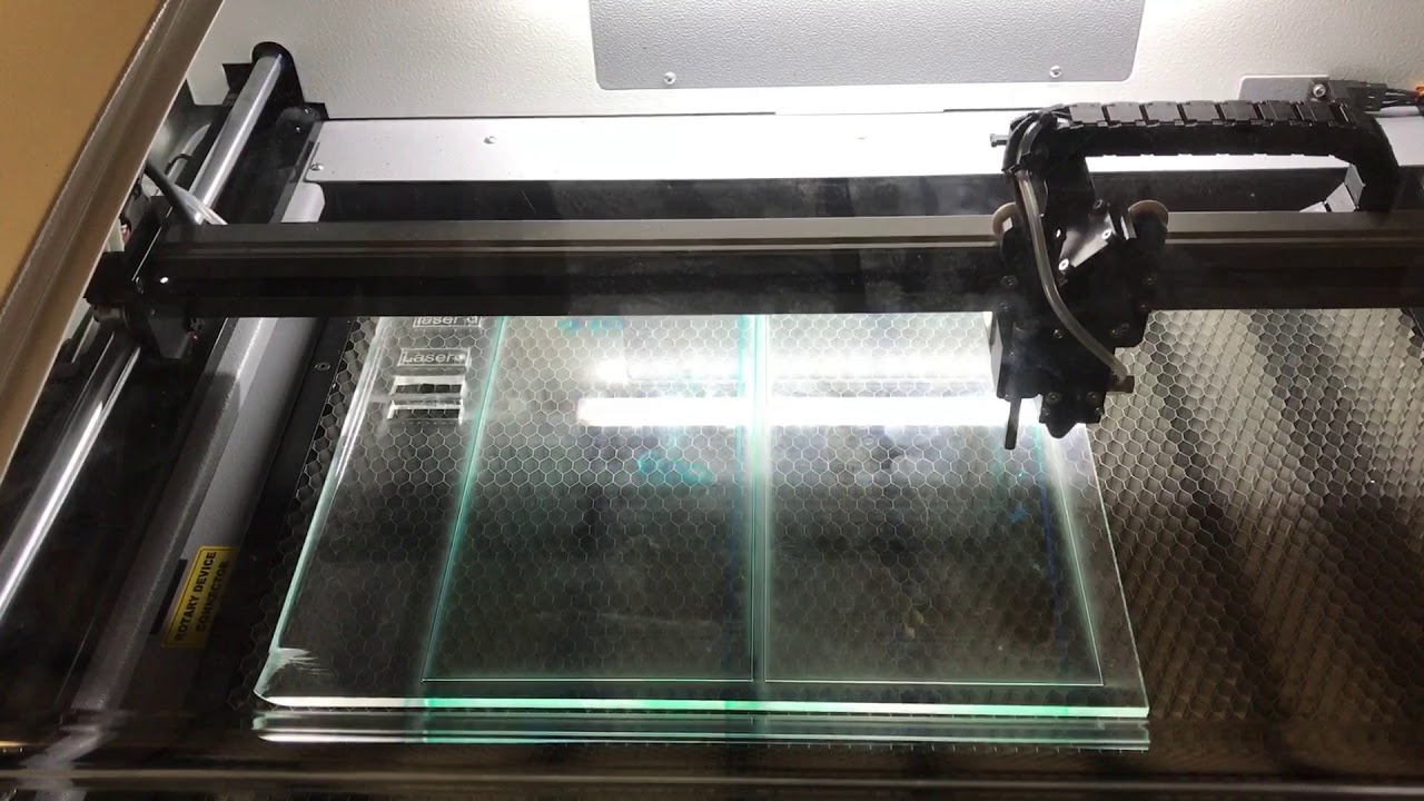 Découpe laser plexiglass. YouTube