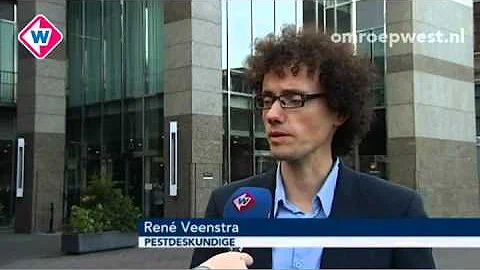 Pestdeskundig Ren Veenstra in gesprek met verslagg...