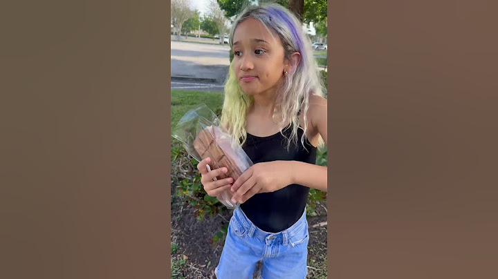 Londyn eating a GIANT chocolate bar! #londyn #dlafam #shorts