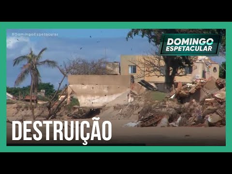 Avanço do mar provoca destruição e engole parte de distrito no litoral do RJ