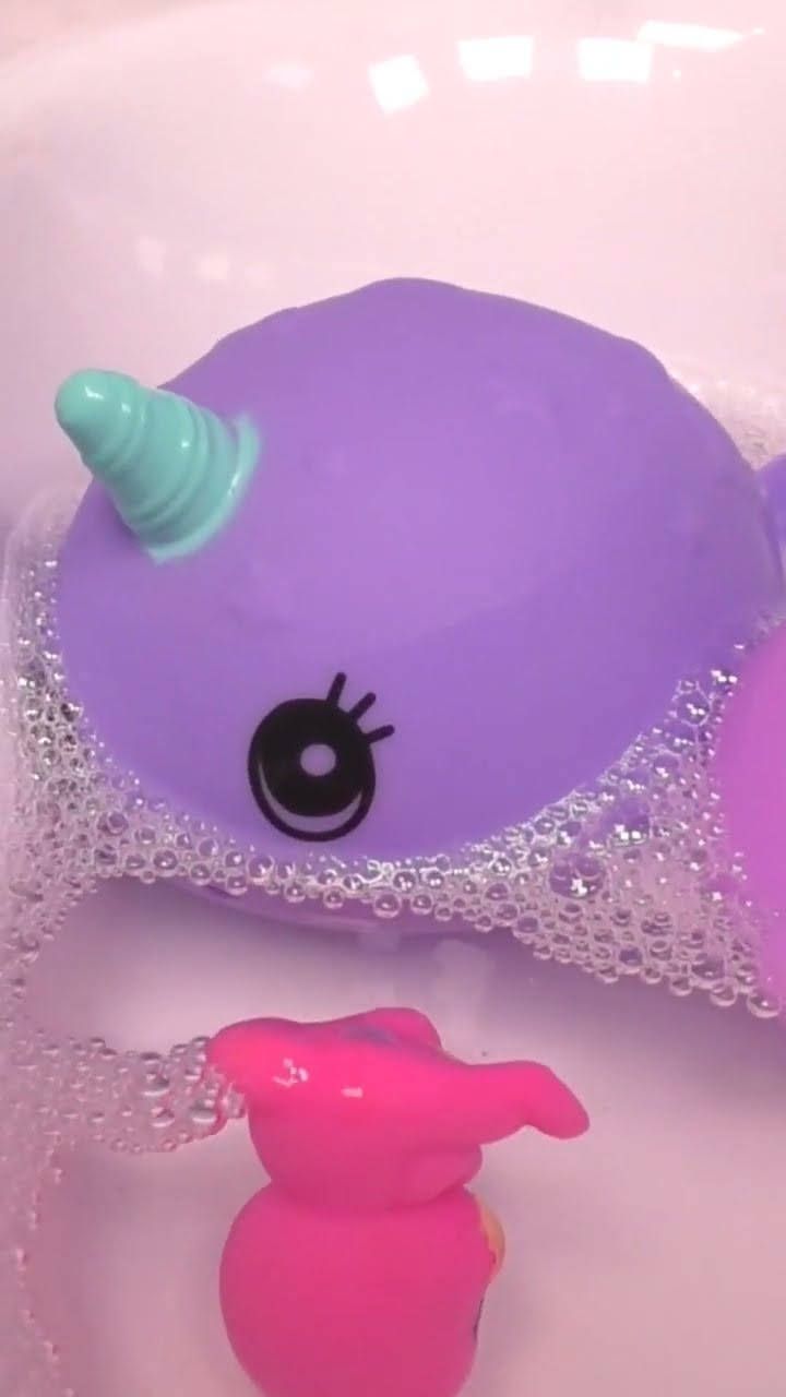 Snowflake bath time - Elsa and Anna toddlers #shorts