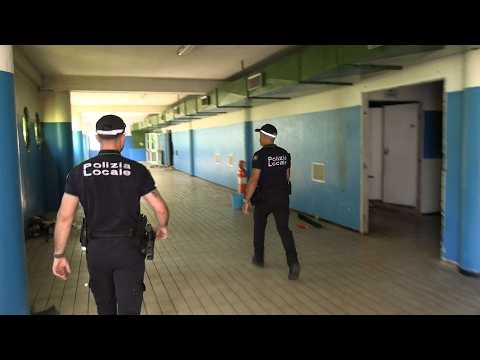 Video Pavia, degrado e bivacchi alla piscina Folperti: la Polizia Locale supporta il blitz