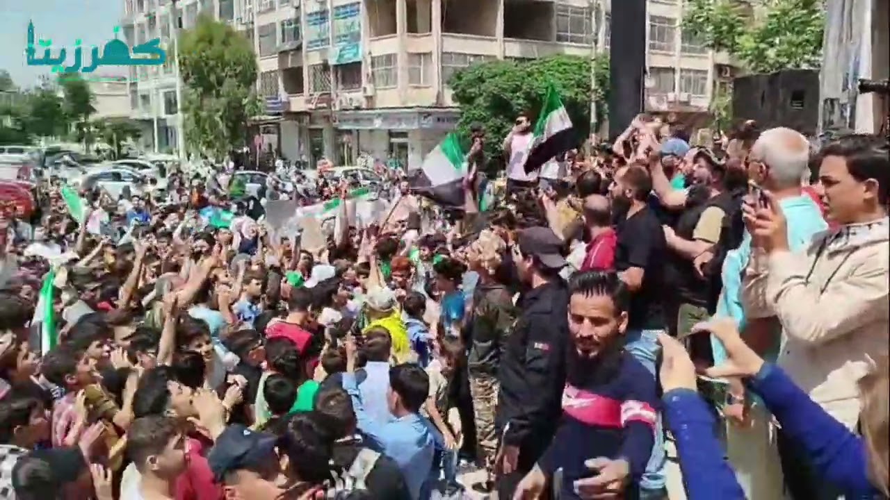 مظاهرة مليونية في ساحة العاصي بمشاركة ابناء مدينة كفرزيتا في مدينة حماة