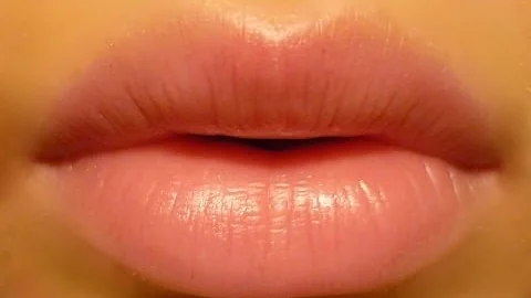 ¿Cómo dar volumen a tus labios de forma natural?