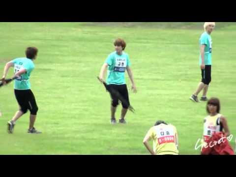 110827 SHINee Minho &amp; Kyuhyun playing with umbrella @ MBC 3rd Idol Star Athletics Championships