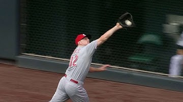 CIN@COL: Bruce makes a nice catch at the wall