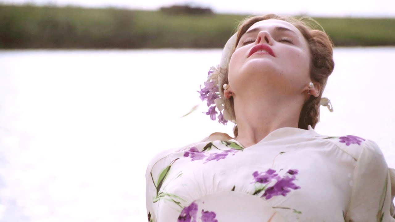 爱情的本质并非轰轰烈烈的誓言，而是一屋二人三餐四季的细水长流，4万人打出8.4高分，20分钟看完2005年爱情治愈电影《平凡岁月的魅力》