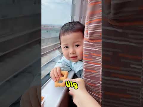 موقف مضحك في القطر البسكوتة وعلبة اللبن 😆 thumbnail