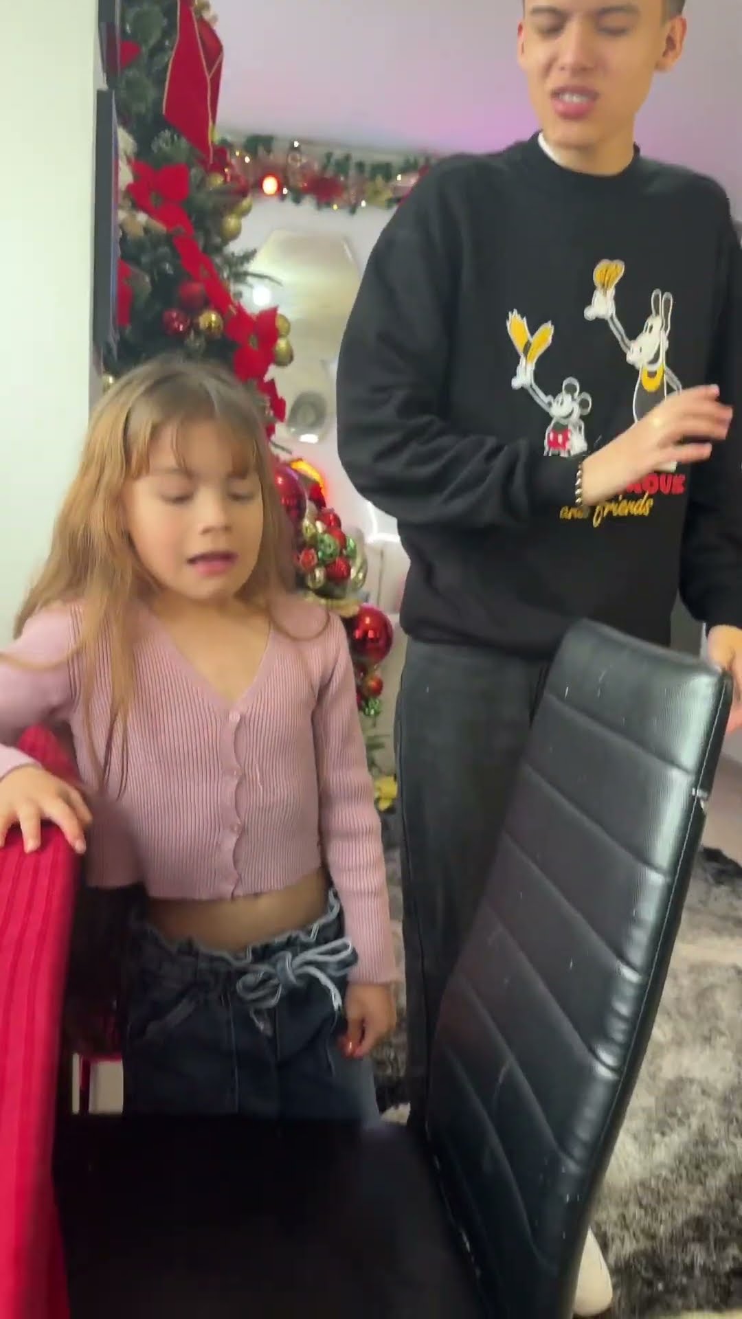 Neyfer le pega a la muñeca de Kendall y ella piensa que es la hija #humor #cosasdefamilia #comedia