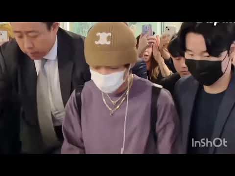 V arrival 💜||apart from getting mobbed Tae trying to help girl who fell🥰#bts #taehyung