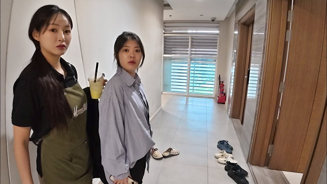 퇴근하고 집에 왔더니 문이 열려있네요... 누구지?