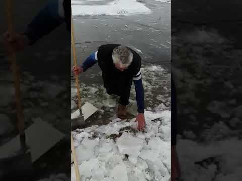 Bestuurslid ijsvrienden test ijsdikte op 23 januari 2019 Wijk en Aalburg