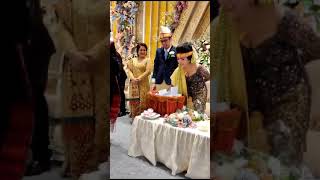 Pengantin Wanita Mengambil Tuppak
