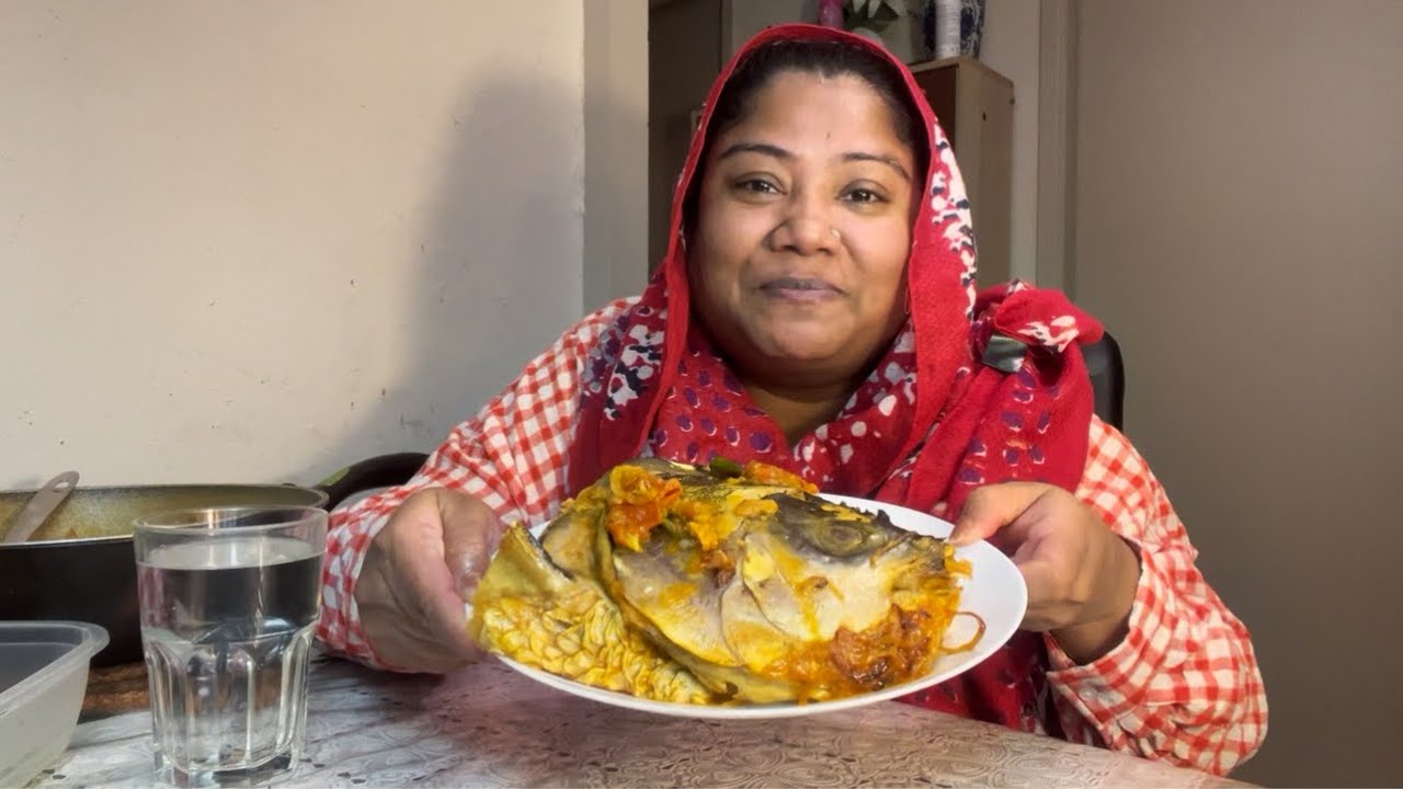  বিশাল আকারের একটা কাতলা মাছ আনা হয়েছে  মাছের মাথাটা লেবু পাতা দিয়ে সুন্দর করে রান্না করলাম