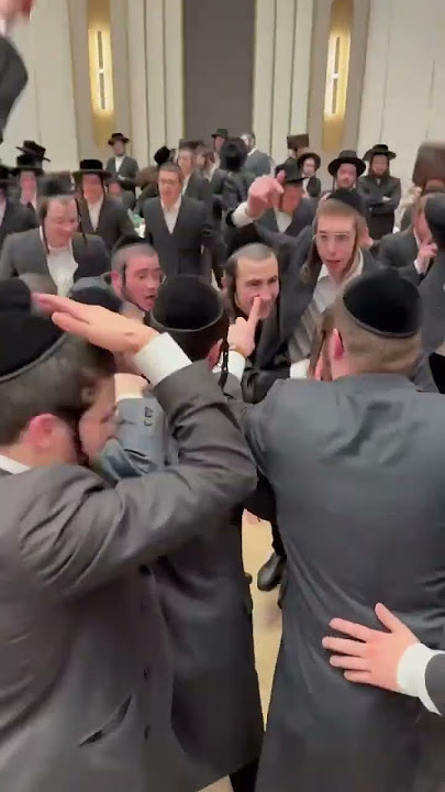 WHEN THE BEAT DROPS, THE CROWD HOPS🕺🏾🔥#jewish #dance #dj #edm #shorts