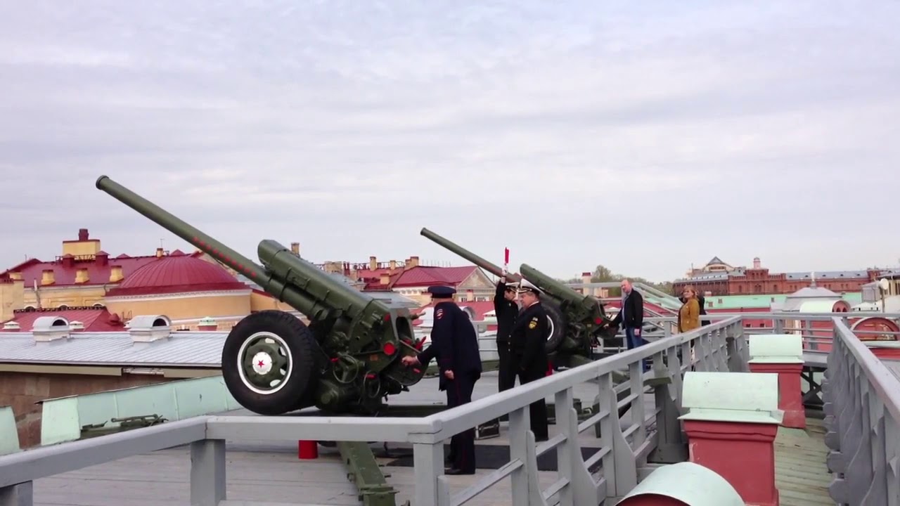 Выстрел сигнальной пушки в санкт петербурге время. Полуденный выстрел Нарышкин Бастион. Полуденный выстрел с Петропавловской крепости. Нарышкинский Бастион пушка. Пушка Нарышкина бастиона Петропавловской крепости.