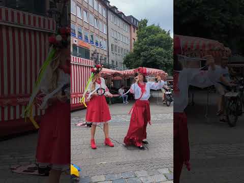Гарні українки співають