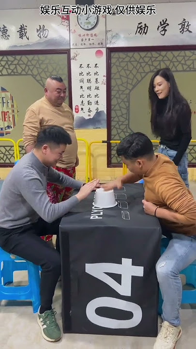 Isn't this a game for four people? Qiqi, how come it's just two people? I laugh every time I wat