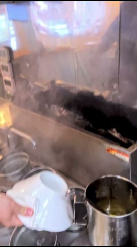 地鶏・豚・魚介・貝出汁を重ねた塩ラーメン!天然塩の塩だれで仕上げる一杯【Japanese Ramen マンちゃん】