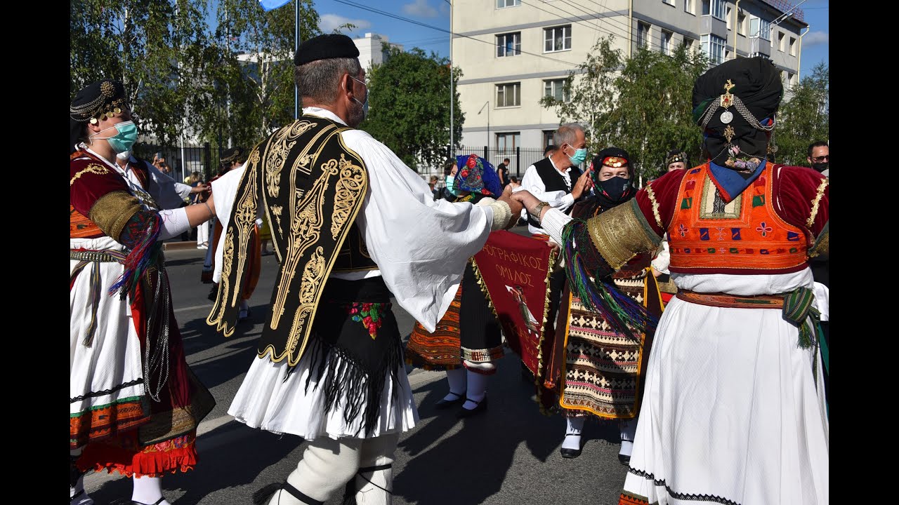 Зажигательный танец участников из Греции на карнавале в Уфе на Всемирной фольклориаде CIOFF - 2021