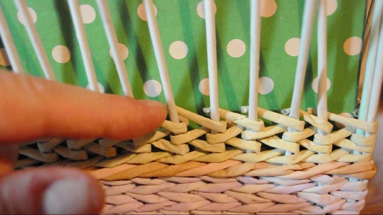 Tejido envolviendo tubos y con cambio de sentido para una cesta de papel.