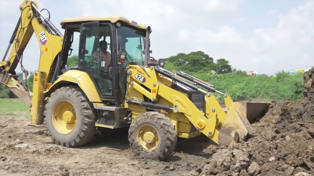 Cat® 424 Backhoe Loader Customer Story - Anant Iyer - 7,500 hours of use – Full Version (India)