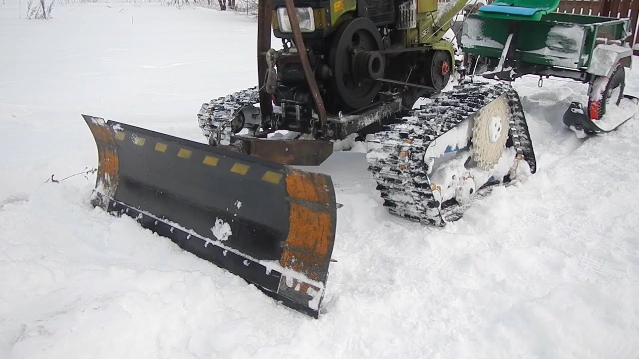 Расчистка снега тяжелым мотоблоком на гусеницах - YouTube