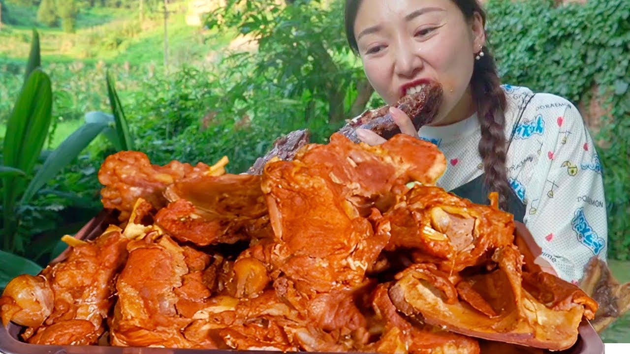 除了骨頭都是肉！小雨燉個香辣醬大骨吃，抱著骨頭大口啃太爽了！【市民朱小雨】