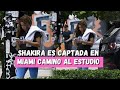 Shakira es vista en Miami camino al estudio de grabación, mientras prepara su tour mundial.