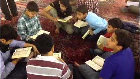 القارئ الحافظ حسن أبوالحسن يعلم القرآن