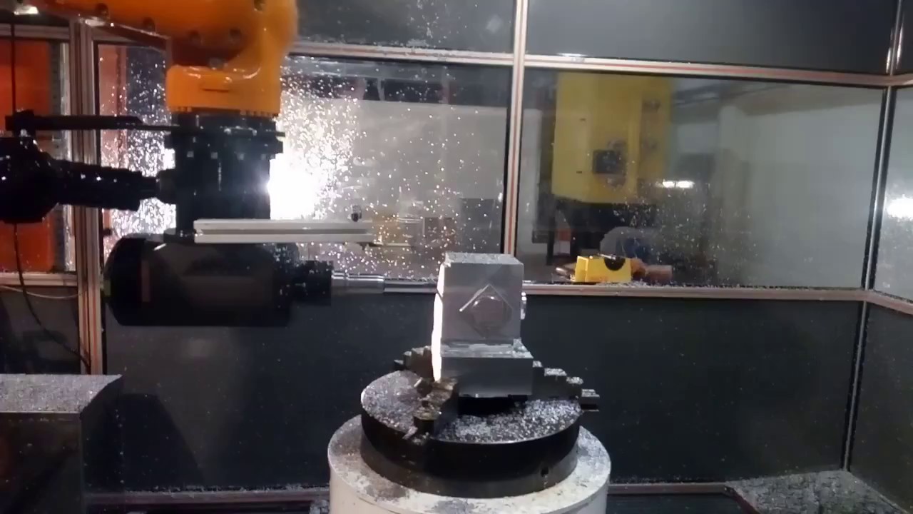 Робот KUKA KR-500 R2830 MТ выполняет фрезерную обработку детали кубической формы