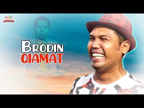 Charm qolqop kiygan ayol erini silkitadi. Porno aktrisalar ishtirokidagi qayiq halokati