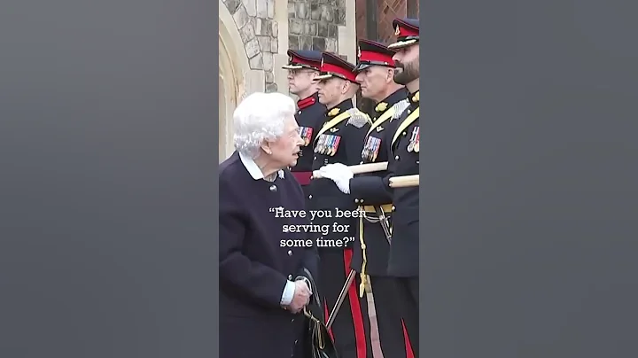 The Queen Giggles with Canadian Officers 🤭 ❤️ - DayDayNews