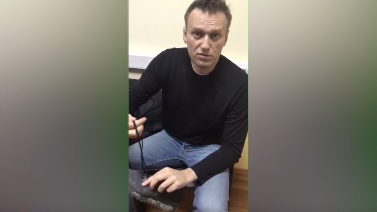 Навального обыскивают и отправляют под арест