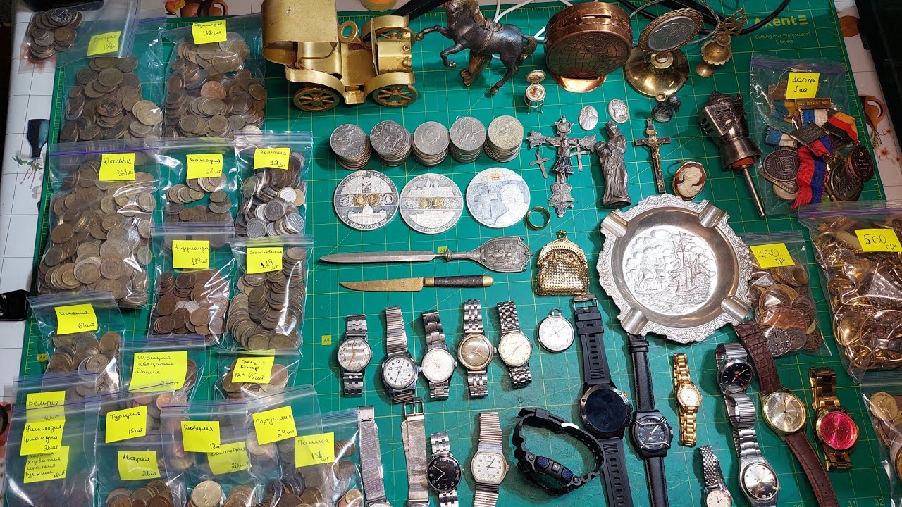 Барахолка годинники, столові прибори та багато інших цікавих речей. 