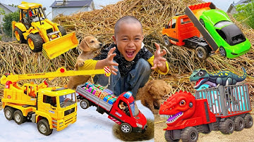 Em tu bi ô tô cứu hộ giải cứu con chó bị xe cẩu múc cát bắt cóc, máy xúc múc đồ chơi trong đống cát