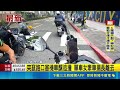 突竄路口害機車釀追撞 單車女牽車揚長離去  斑馬線上騎單車竄出害機車撞 網友驚:好危險｜三立新聞LIVE