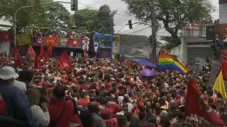 Lula's supporters await his arrival at rally at metalworkers' union | AFP