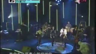 Video thumbnail of "謝安琪+陳楚生 外面的世界 (MTV真LIVE)"