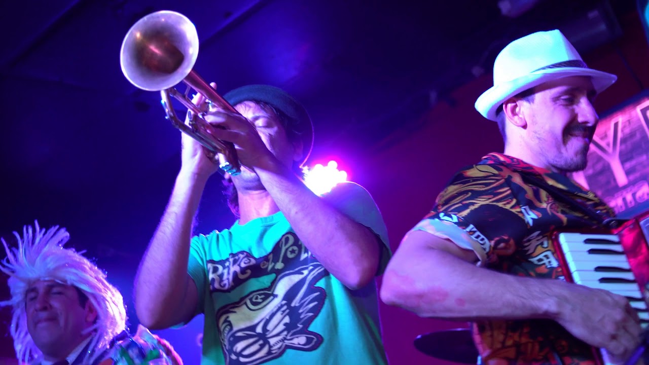 RIKO EL POLLO - No Pienso Dormir en las Noches de Carnaval 